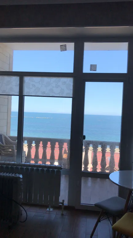 Квартира с видом на море, на берегу моря
