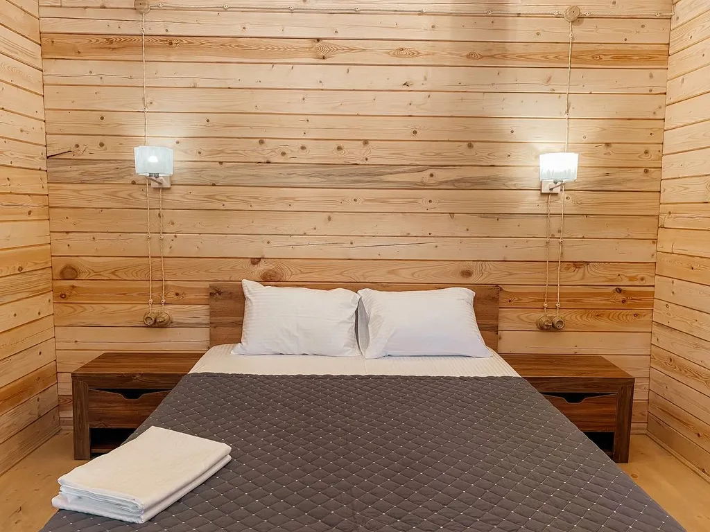 2 деревянных домика из сруба с беседкой-барбекю во одном дворе