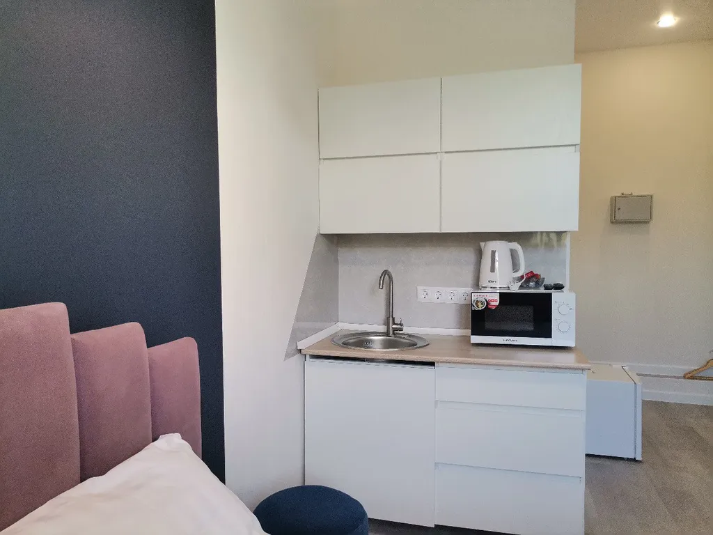 Уютная студия с оформлением в светлых и стильных тонах