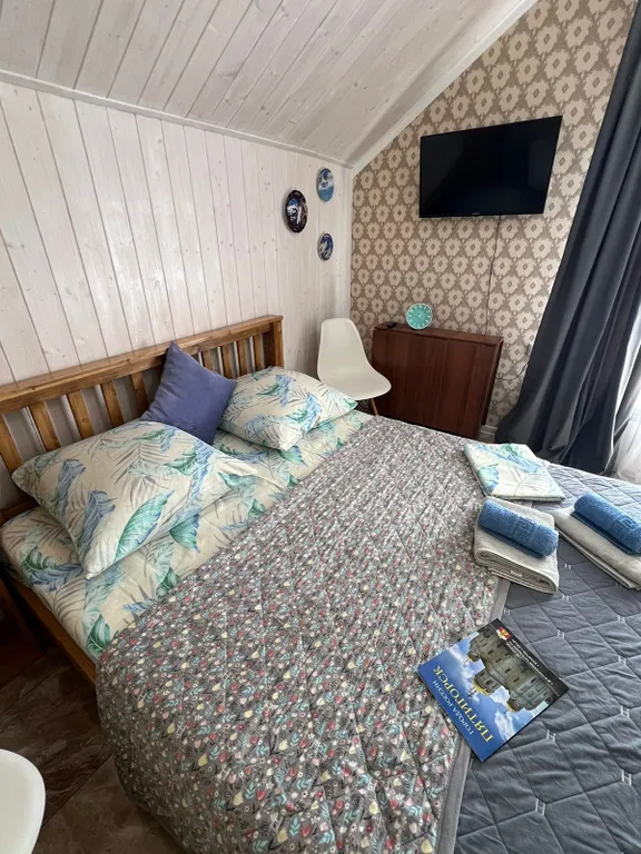 Уютная комната в доме с ванной комнатой