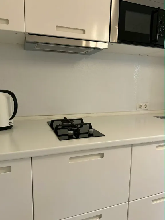 Две изолированные спальни с видом на горы в центре Ялты.