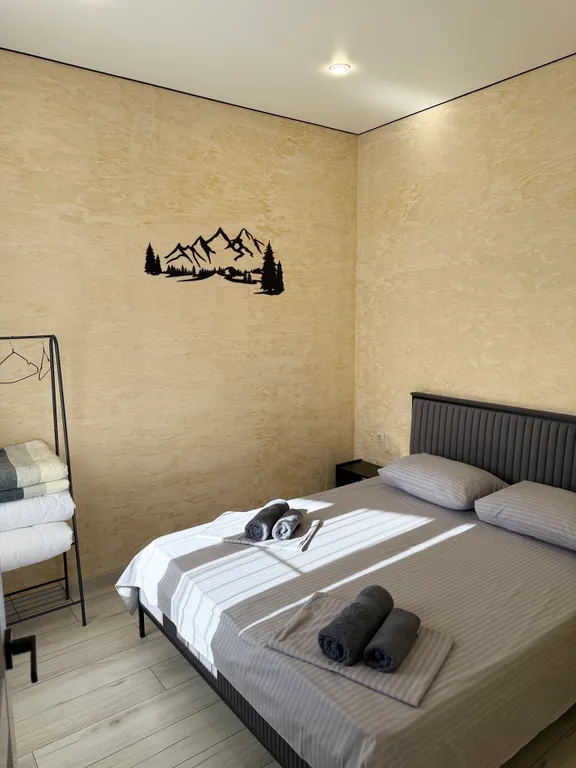 Уютный домик у реки для семейного отдыха