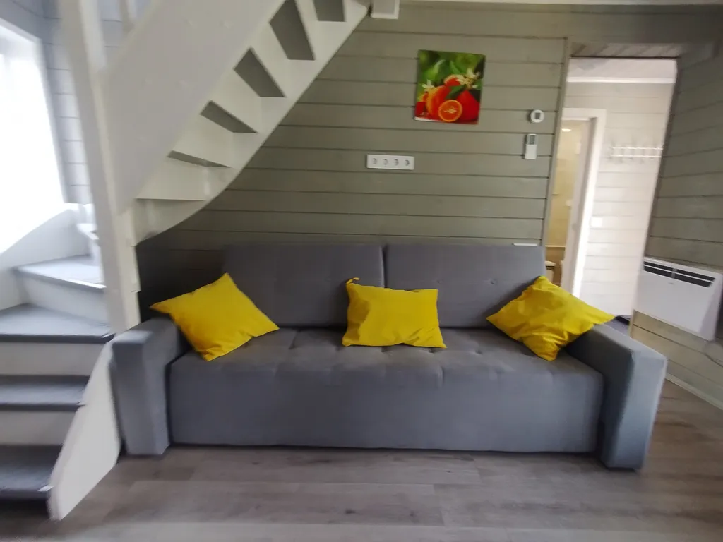 Уютный дом с беседкой на берегу озера