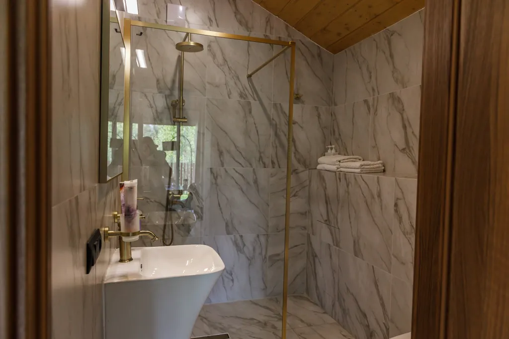 Уютный коттедж в лесу у пруда