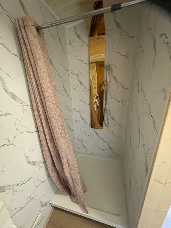 Уютный домик в тихом месте рядом с водой