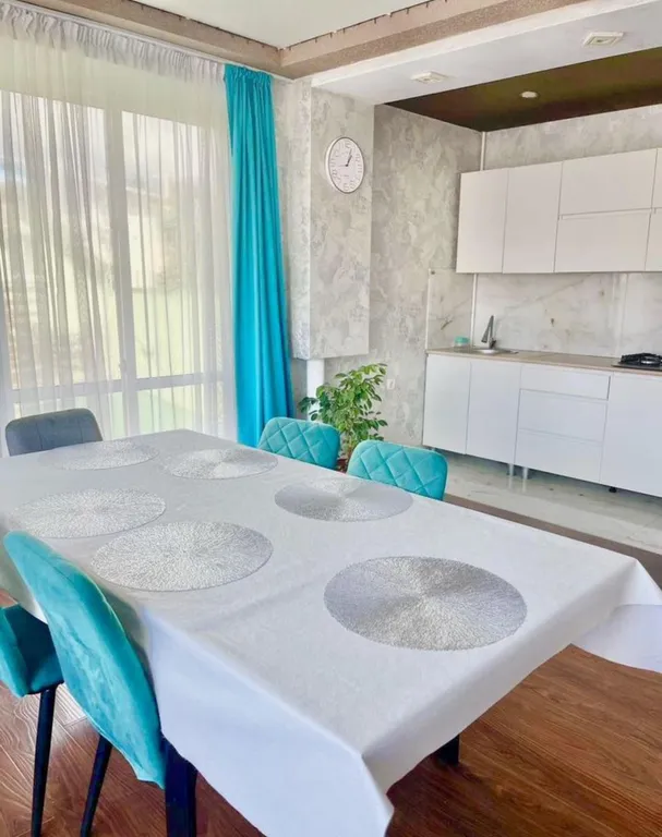 Уютная просторная квартира в центре — аренда посуточно в Адлер