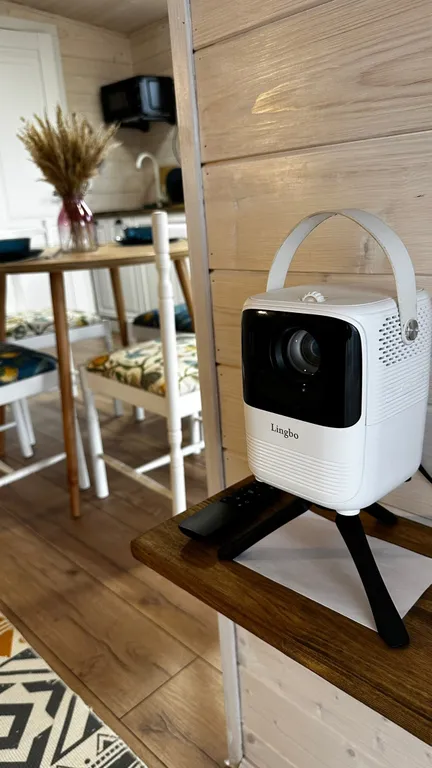 Уютный Белый дом у реки