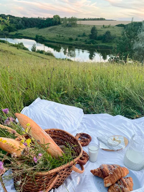Домик в лесу с пятнистыми оленями и кроликами