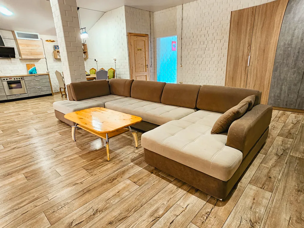 Просторный дом с баней и настольным теннисом в городе