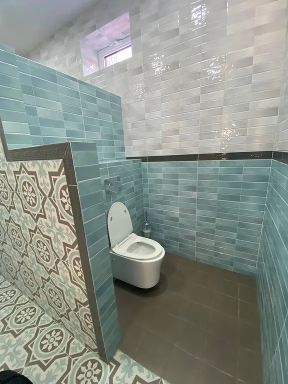 Большой и красивый дом на берегу моря