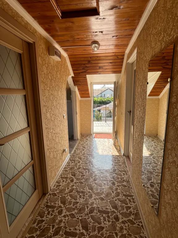 Двухэтажный дом с бассейном