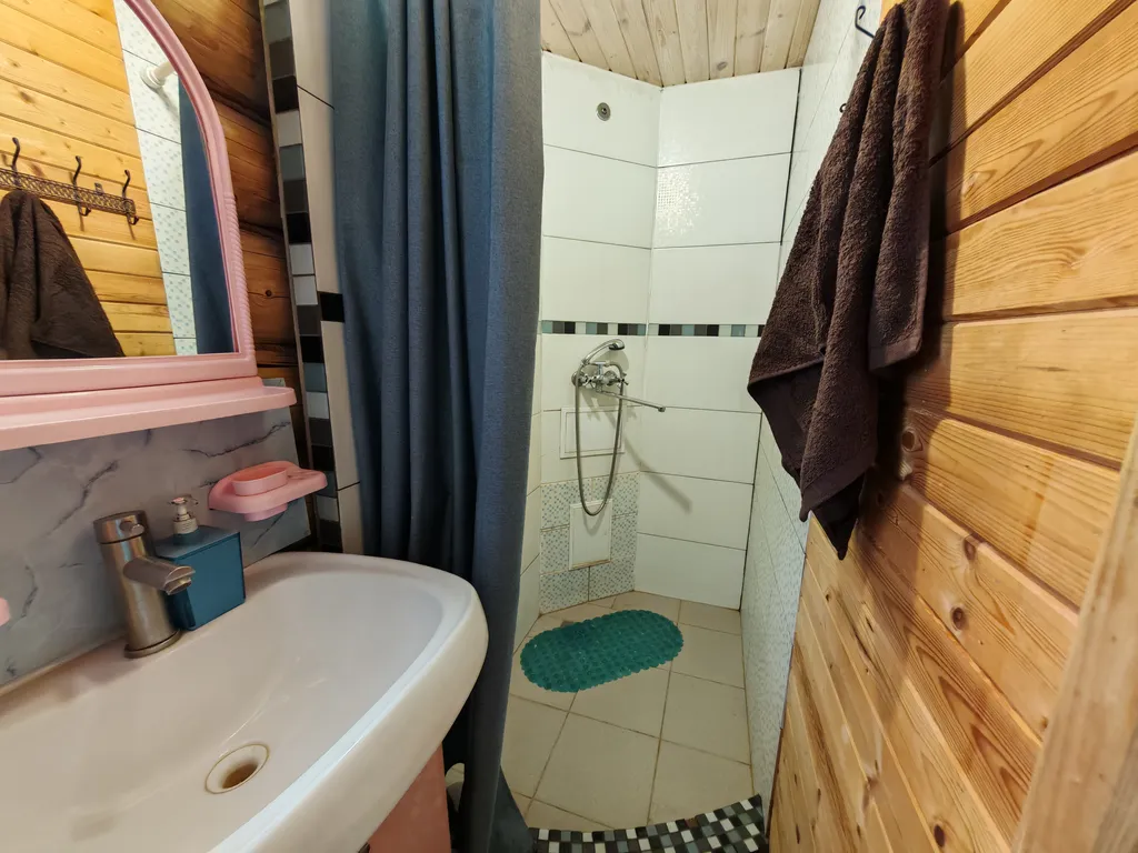 Коттедж Номер на Селигере у озера в сосновом бору — Турбаза Чайка