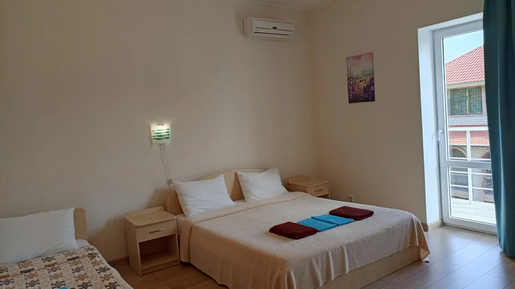 Трёхместная комната с санузлом и видом на море