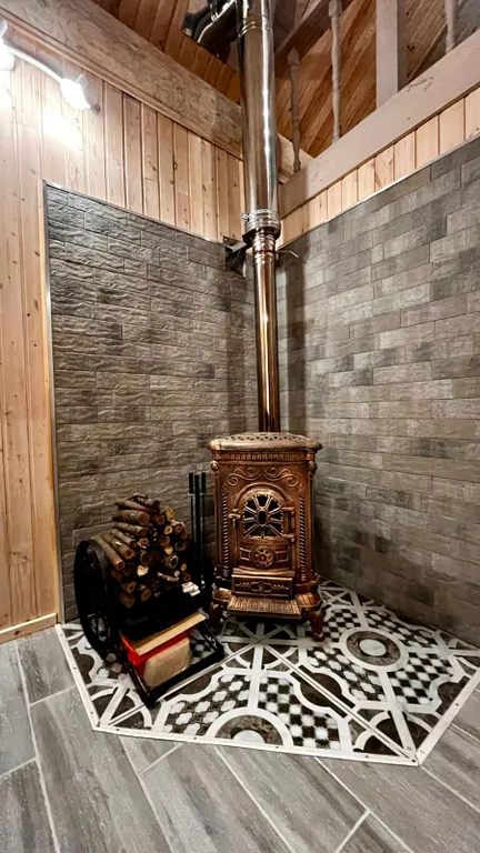 Уютный бревенчатый дом и баня, на одном участке