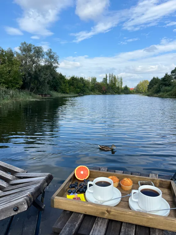 Теплый домик на берегу озера с баней и чаном