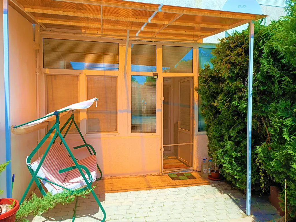 Семейный апартамент с зеленым патио у моря