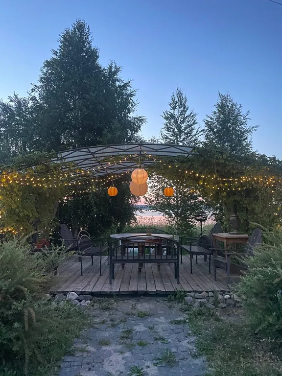 Дом с баней на берегу озера, в черте города