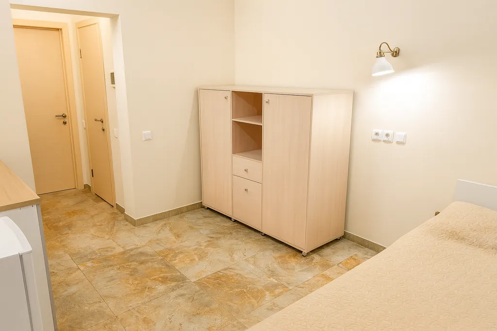 с балконом, вид во дворик отеля