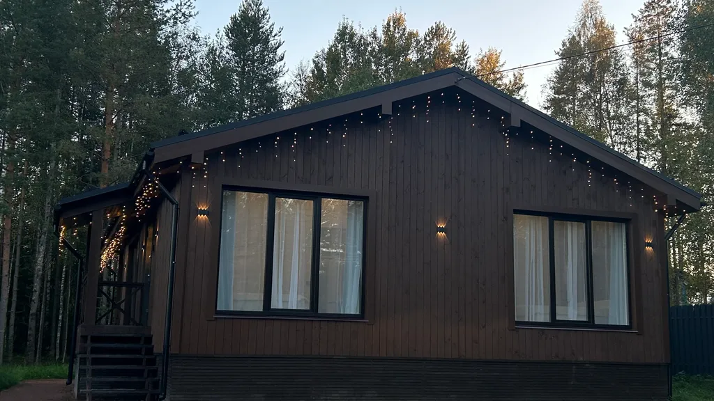 Загородный дом с большой террасой, кострищем и лесом