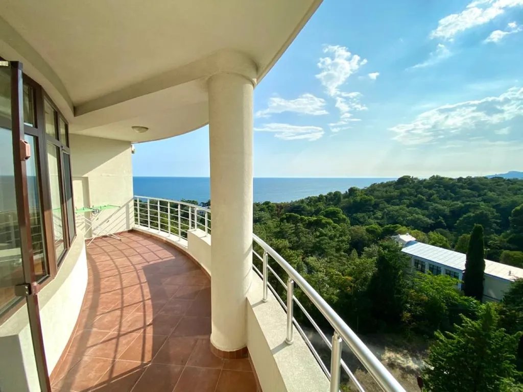 Квартира-студия с видом на море, парк Чаир и гору Ай-Петри