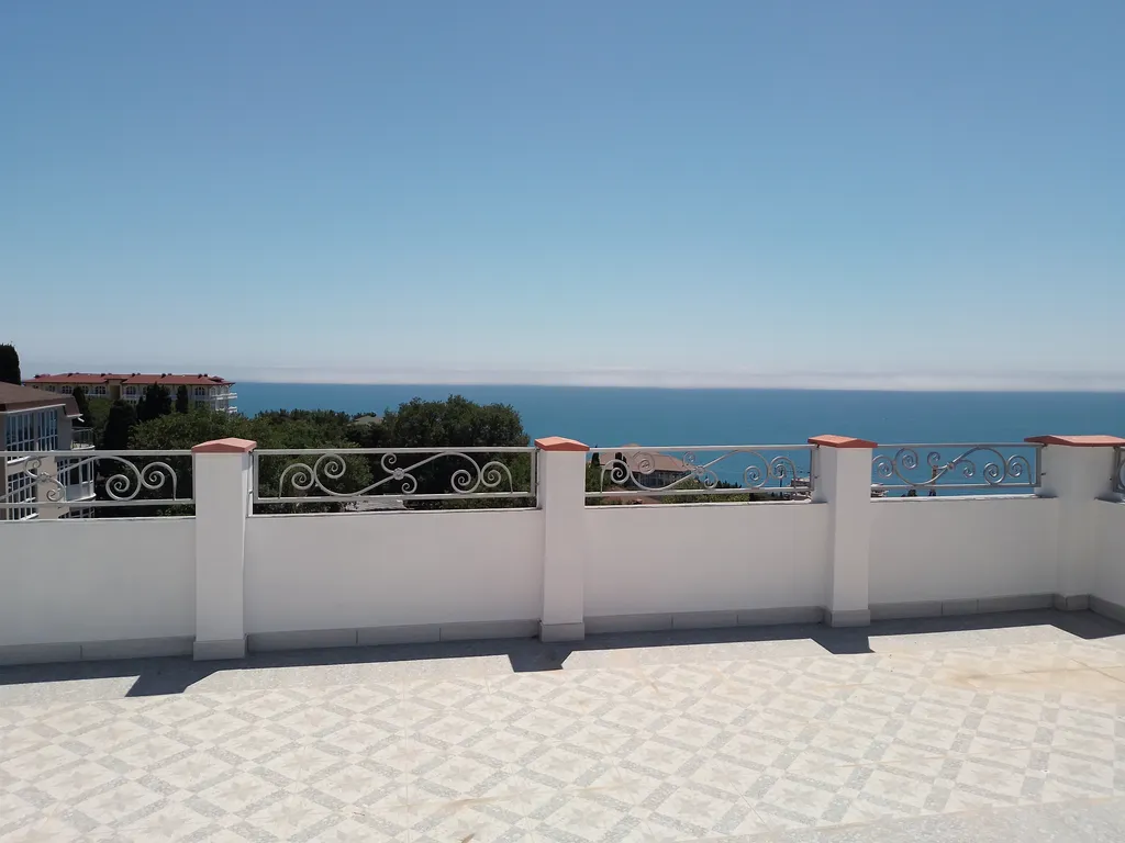 Улучшенная трёхместная студия с видом на море с балкона