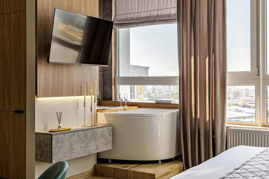 VIP-студия с роскошной ванной у панорамного окна