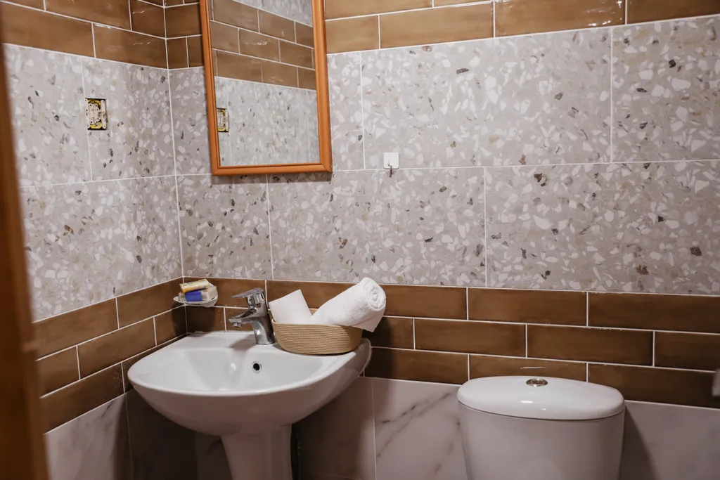 Двухместный номер с 2 отдельными кроватями эконом и общим санузлом