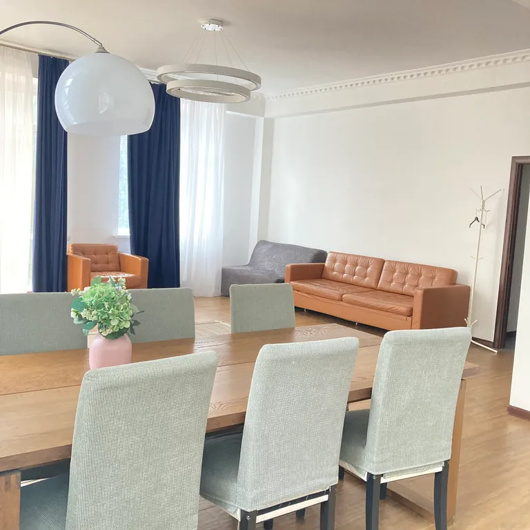 Современная квартира с панорамными окнами в двух минутах от канатки