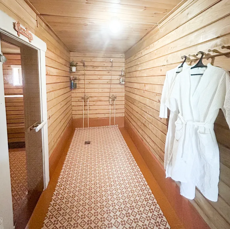 Дом с баней и бассейном