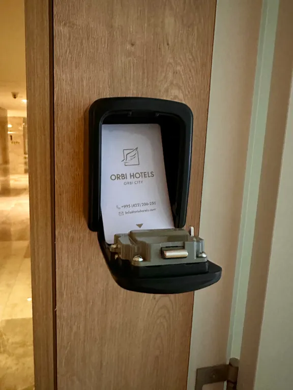 Студия с видом на море и стильным дизайном