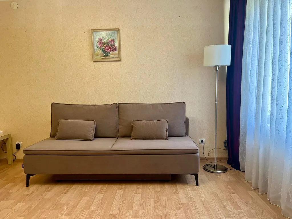 Большая трёхкомнатная квартира в новом доме у пруда