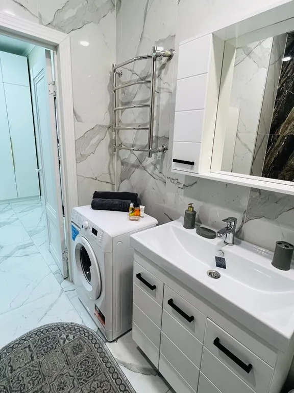 Шикарный вип с дизайнерским ремонтом в центре Алматы