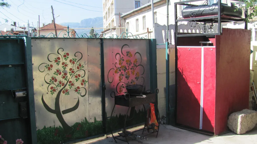 Уютный дом с двориком и беседкой у моря в Алуште