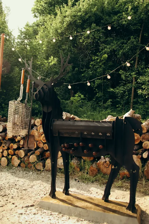 Треугольный дом на берегу озера