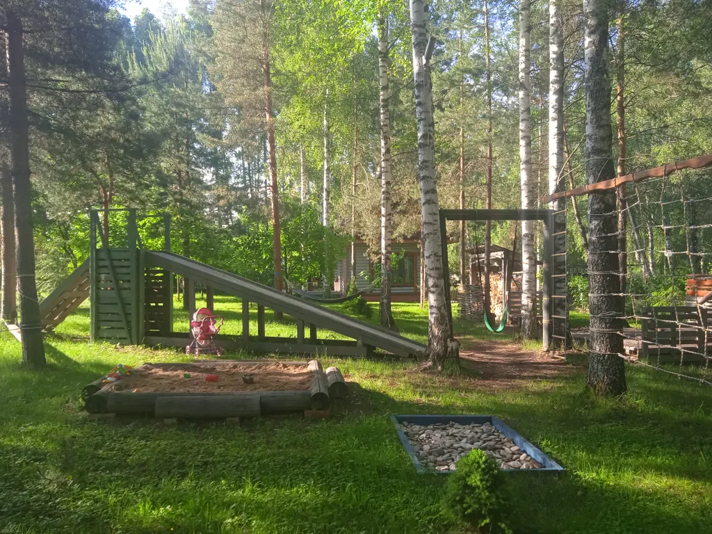 Дом с беседкой на берегу водохранилища