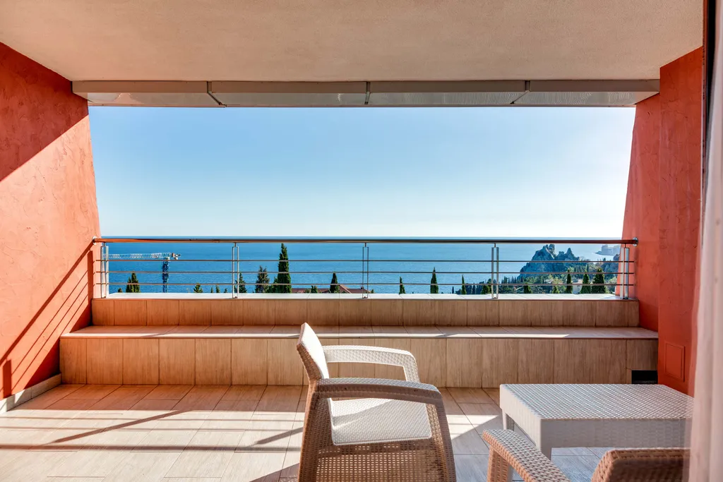 Трехкомнатная квартира с панорамным видом на море