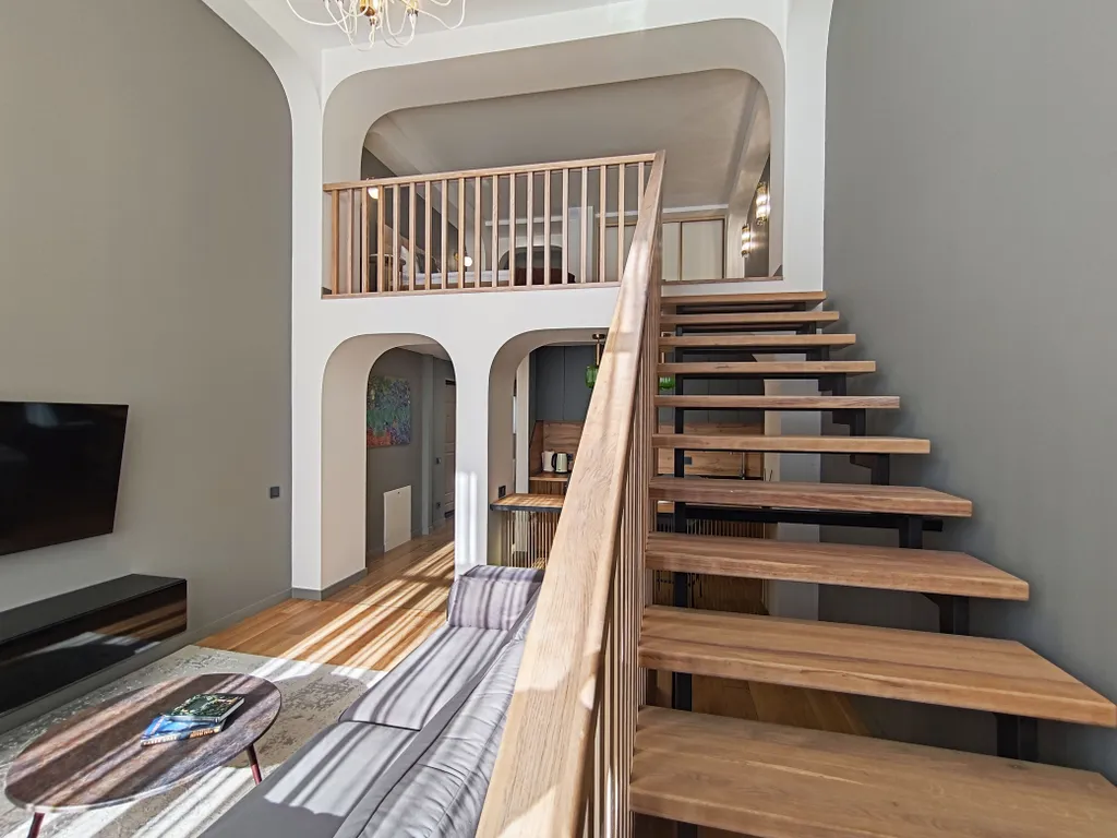 Дизайнерский двухуровневый апартамент с панорамным окном