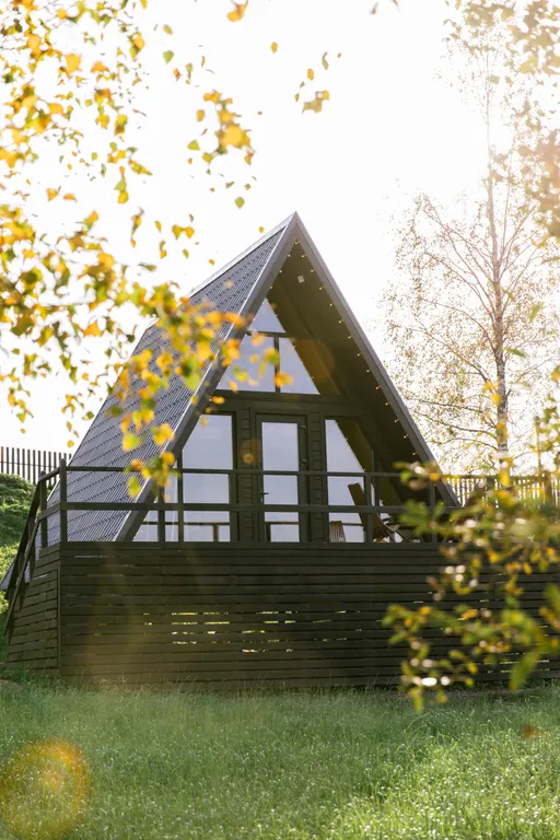 Дом A-frame с видом на реку