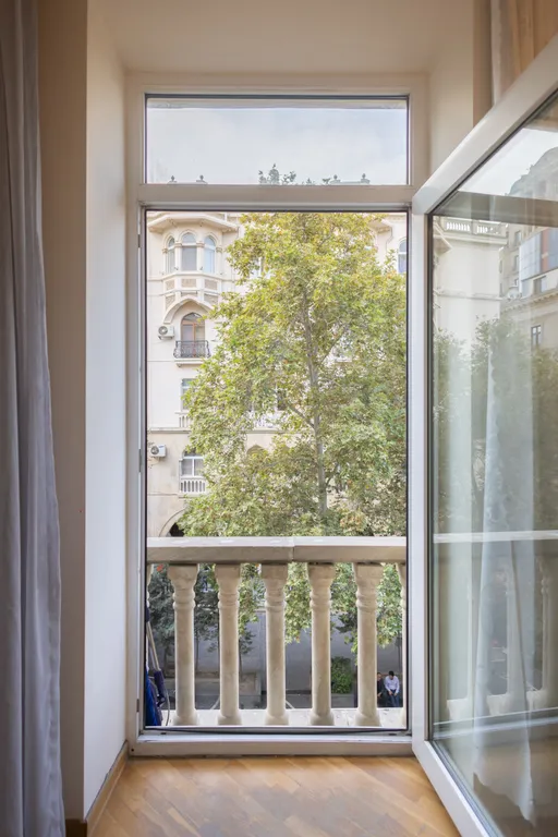 Квартира с видом на улицу Низами, Торговая