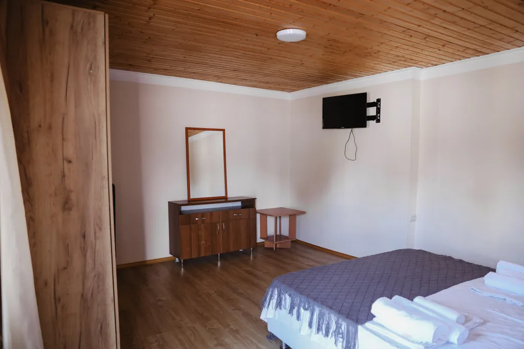 Двухместный номер с 2 отдельными кроватями эконом и общим санузлом