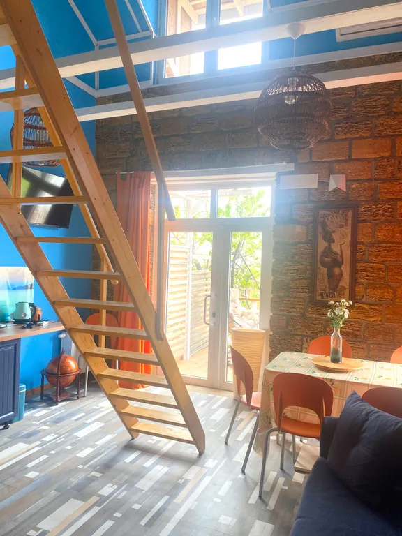 Дом с подогреваем бассейном, зоной отдыха в самом центре Новороссийска