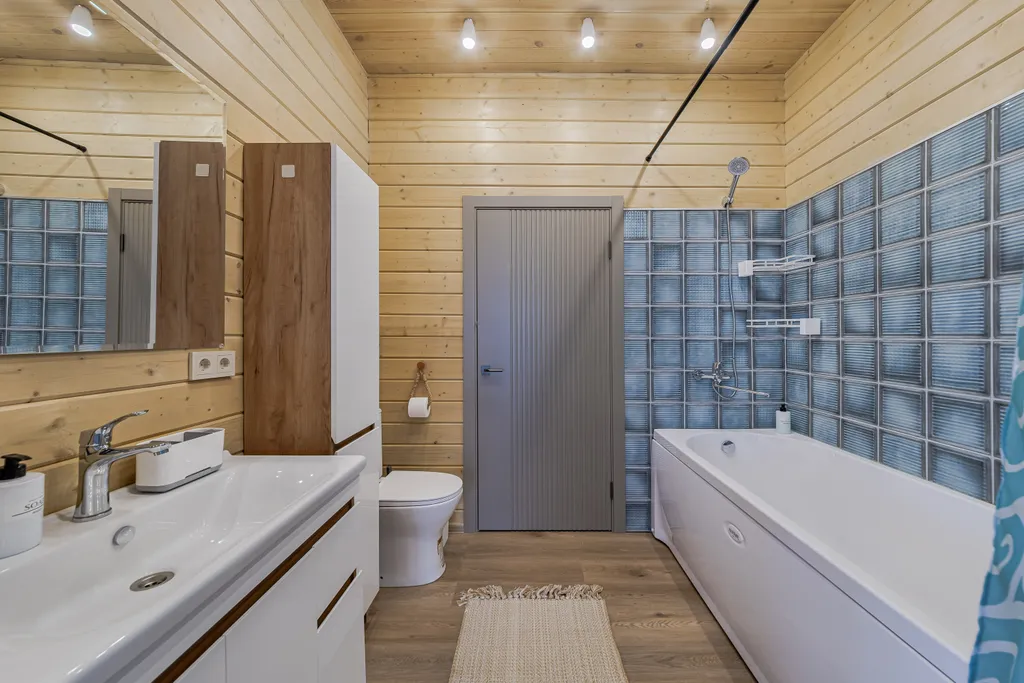 Дом у озера с чаном