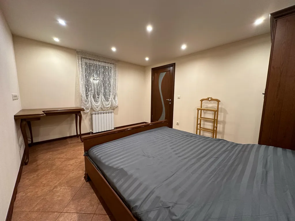 Дом на берегу реки с баней на дровах