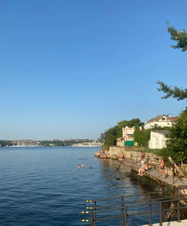 Большая студия с видом на море с панорамными окнами