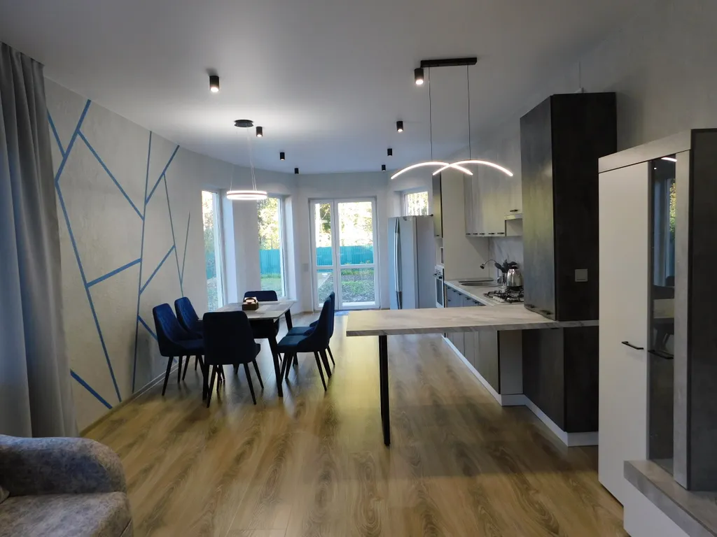 Двух этажный дом, в тихом районе