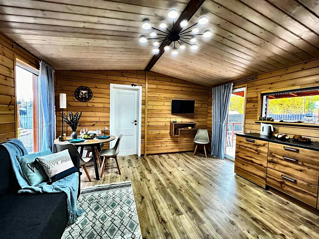 Уютный домик Karhumökki в окружении соснового леса и озер, у Игоры