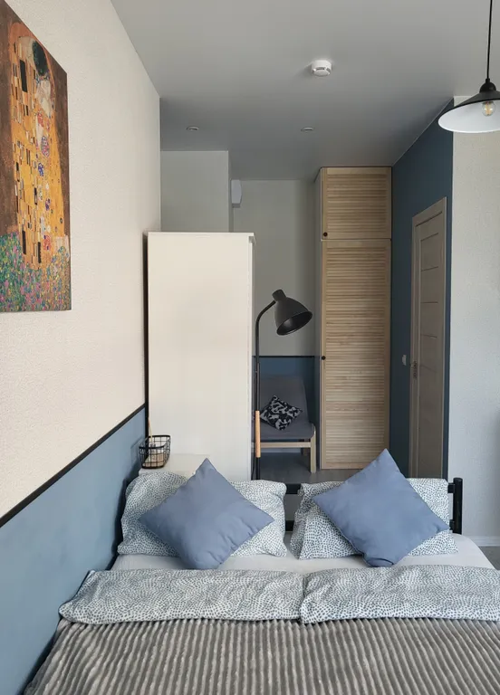 Blue studio - студия с окном в ванной комнате и видом на лес