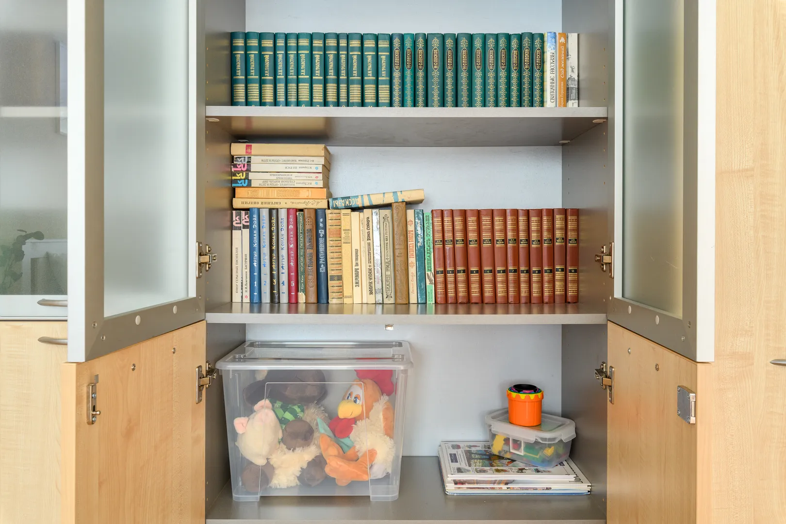 Можно выбрать книгу для чтения из домашней библиотеки, а для маленьких гостей есть мягкие игрушки, книги  и набор лего