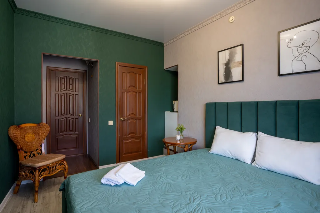 Классический двухместный номер с двуспальной кроватью и балконом