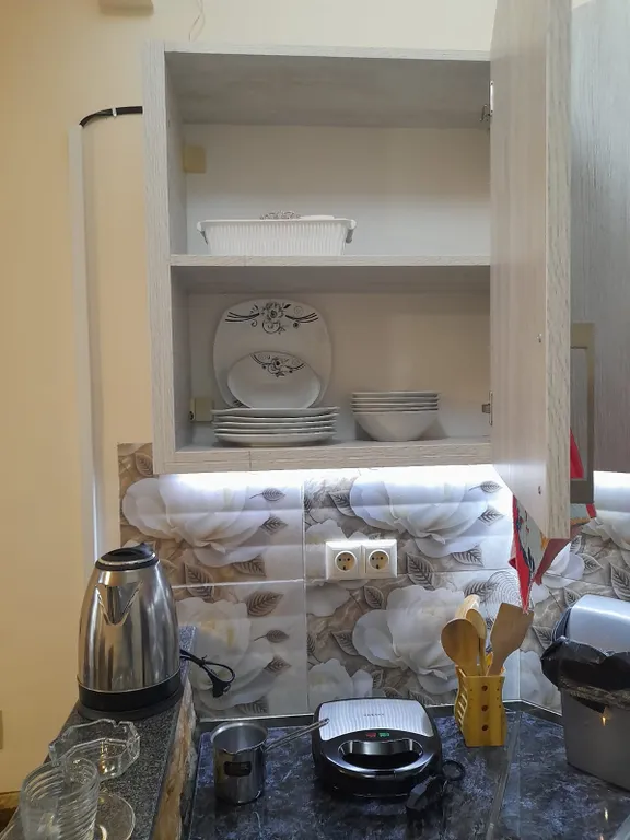 Уютная квартира у моря с видом с балкона на достопримечательности, ели и город